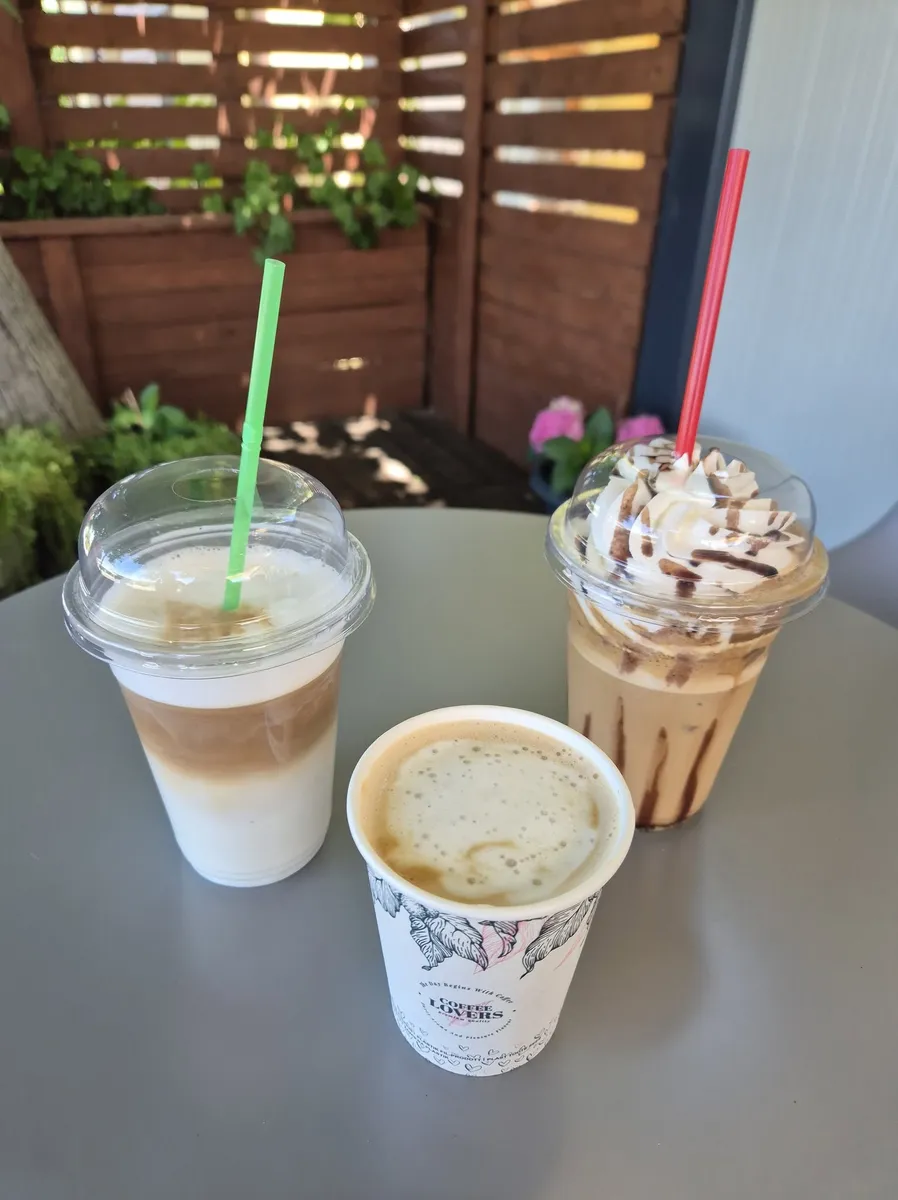 Băuturi reci și cafea pe terasa cofetăriei Fancy Cakes