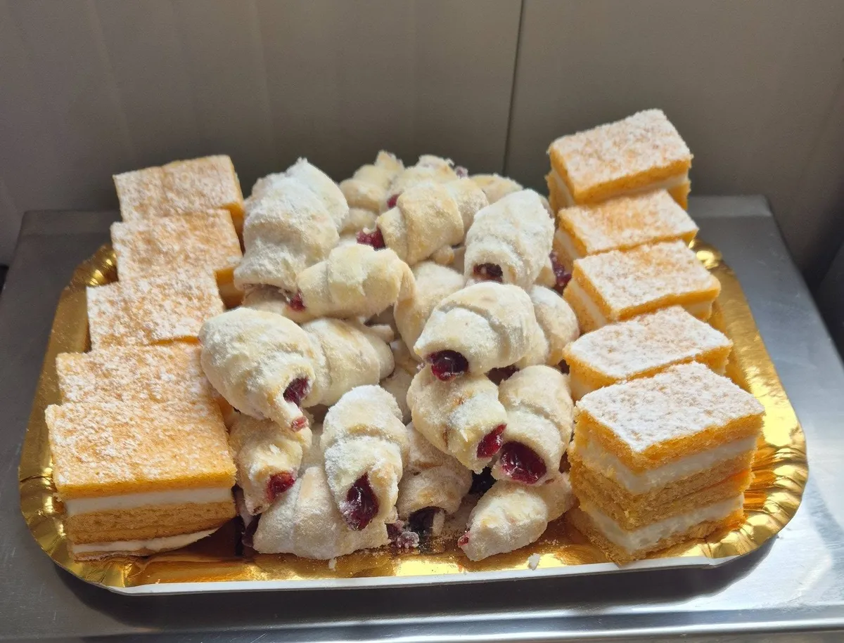 Tavă cu cremșnit și choux, pregătită la Fancy Cakes