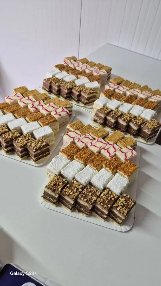 Tavă cu prăjituri de casă asortate, la Fancy Cakes