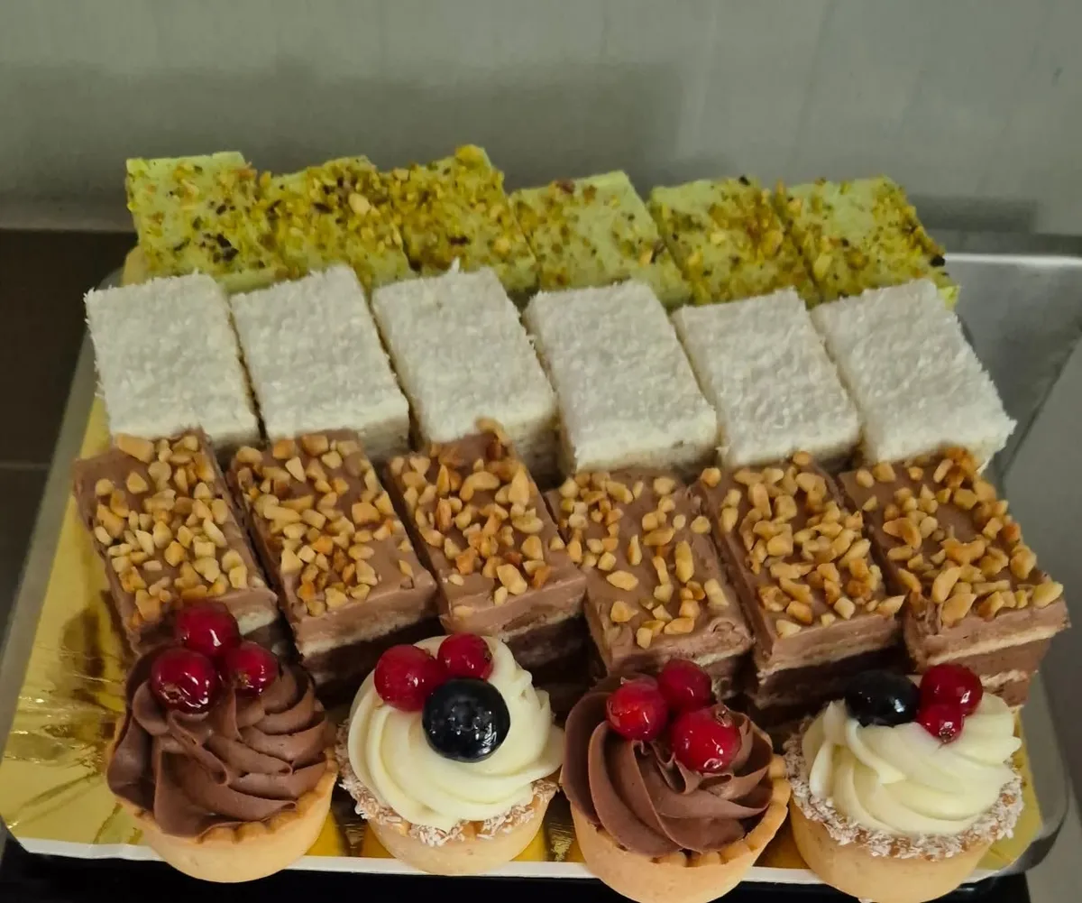 Tavă cu prăjituri de casă asortate la Cofetăria Fancy Cakes