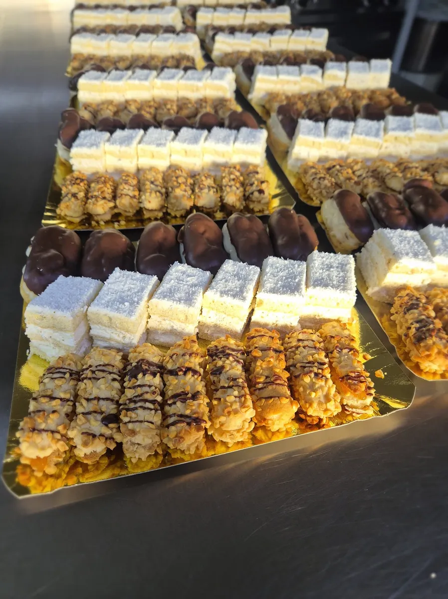 Vitrina cofetăriei Fancy Cakes, cu prăjituri proaspete